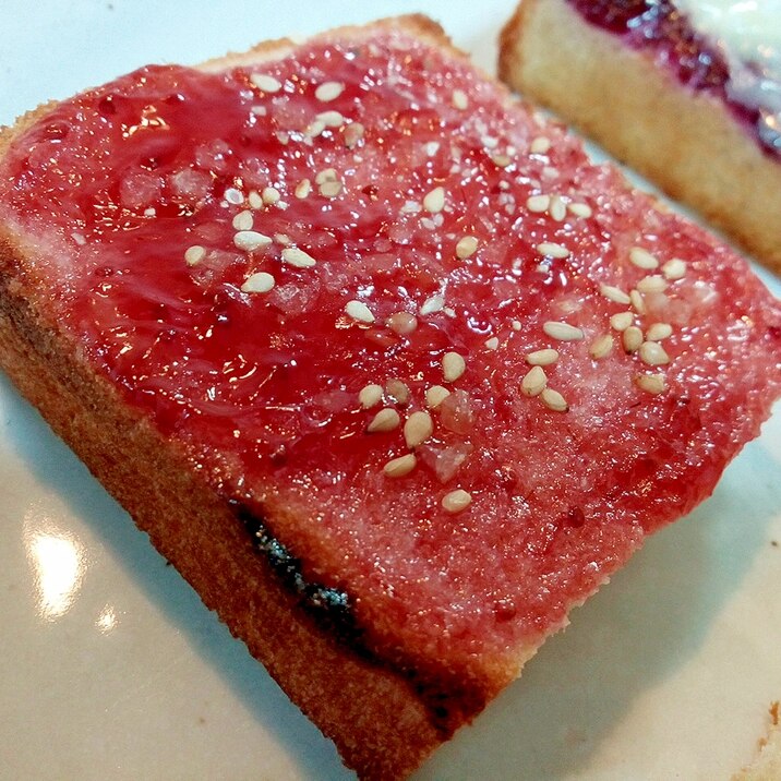 苺ジャムと白ごまとザラメ糖のミニトースト